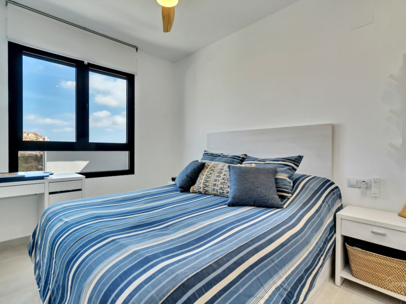 Amplio ático de 3 dormitorios con vistas al mar en Denia