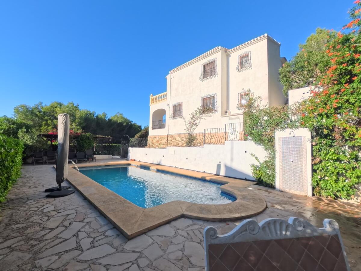 Villa de 4 dormitorios con vistas panorámicas en urbanización tranquila