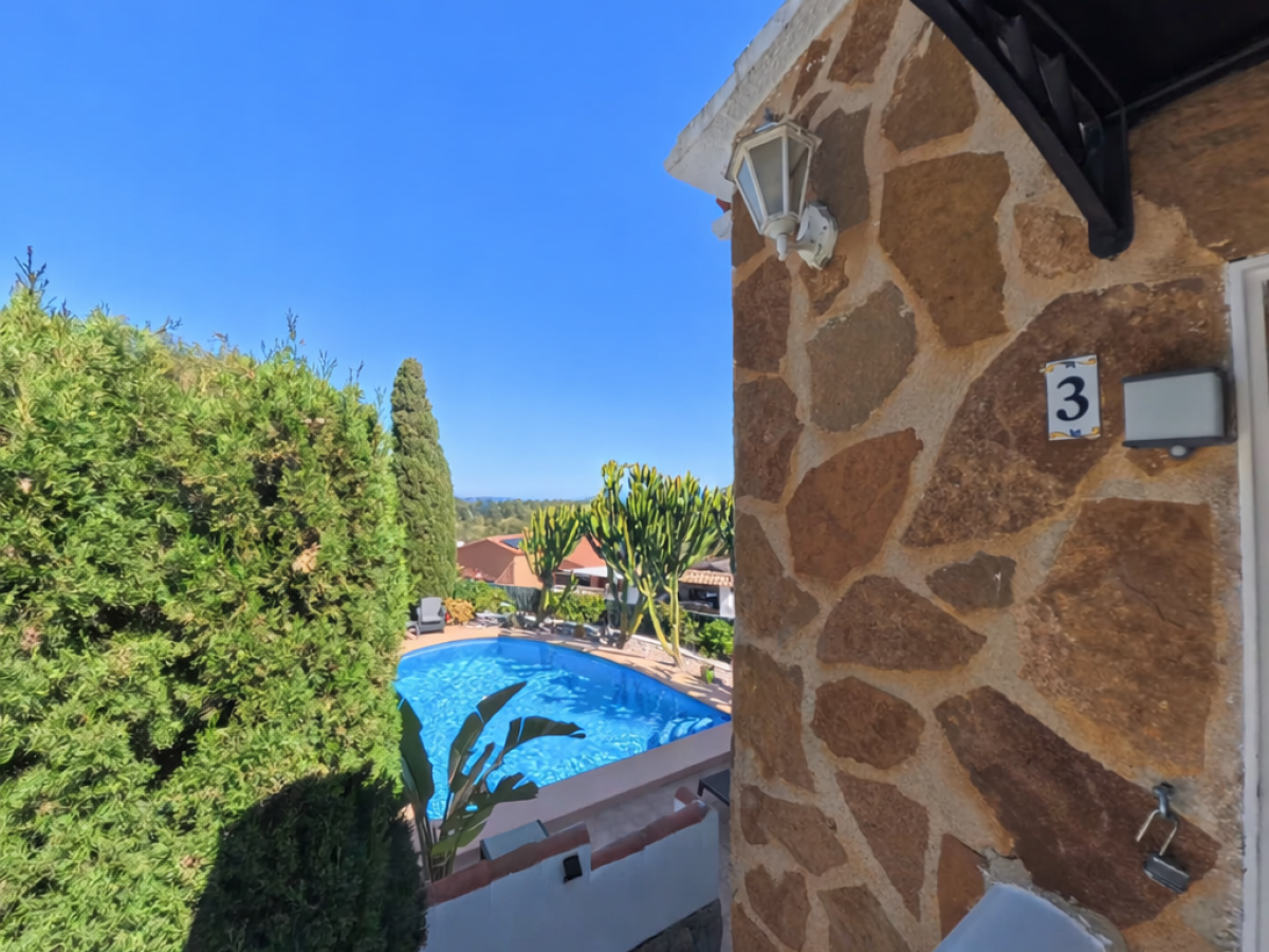 Villa en Las Rotas: Tranquilidad y lujo a pocos minutos del mar