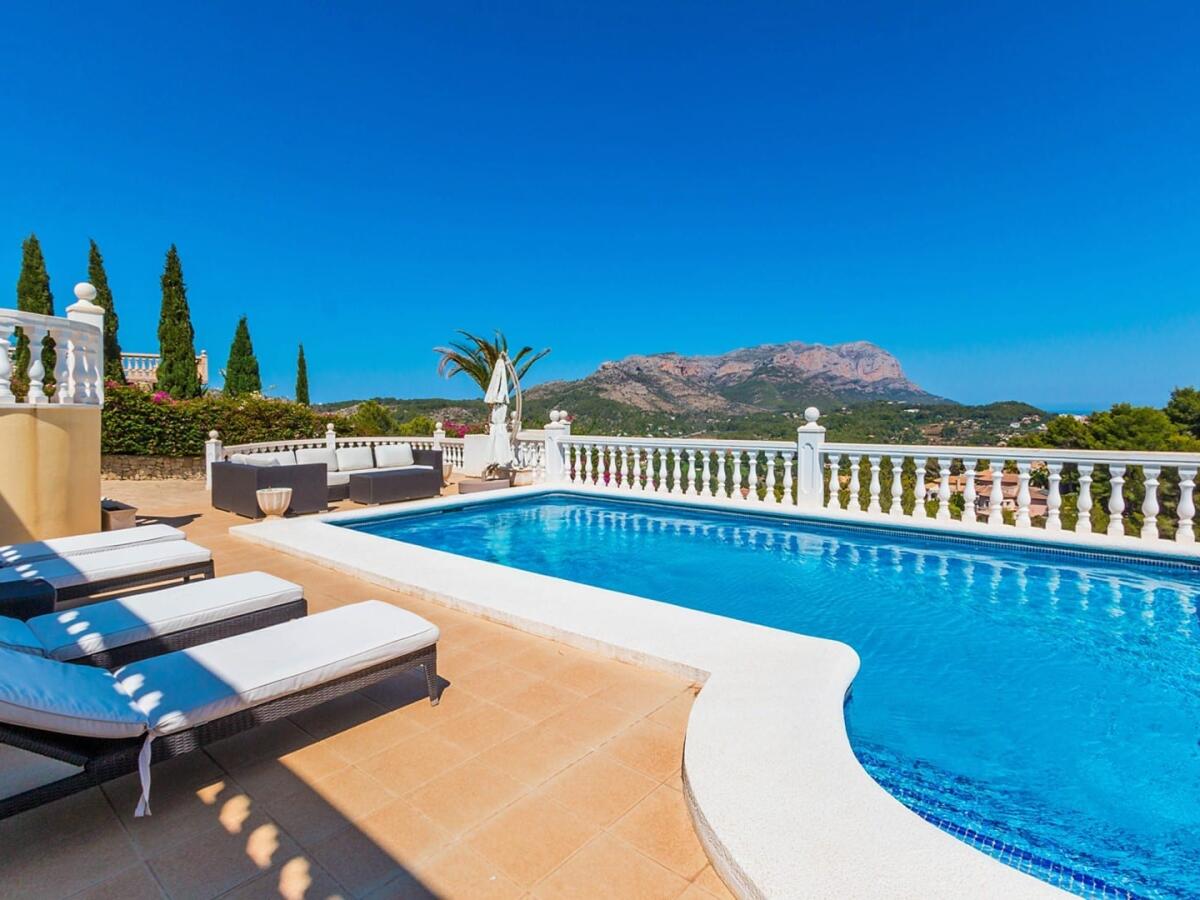 Villa 6 Dormitorios en venta en Denia