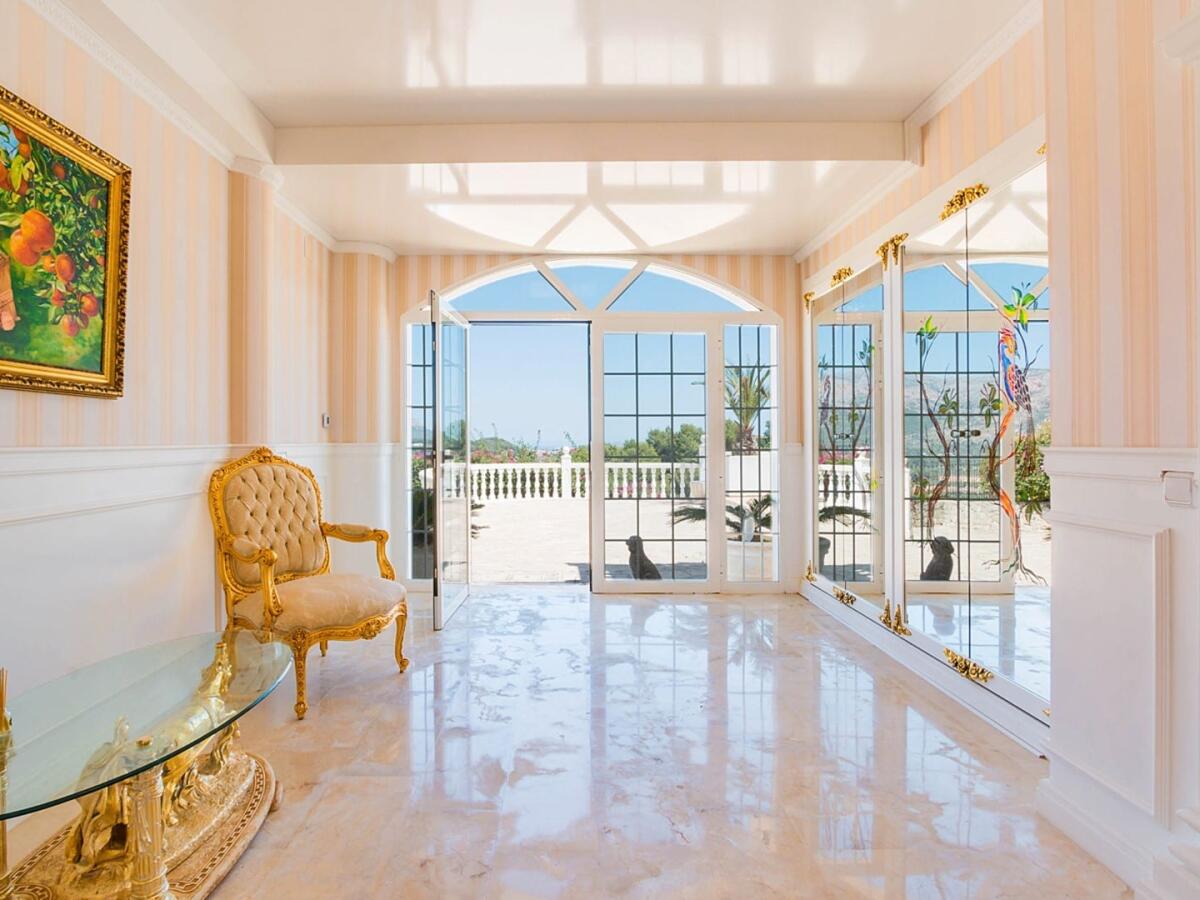 Villa 6 Dormitorios en venta en Denia