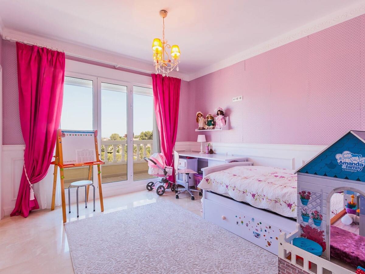 Villa 6 Dormitorios en venta en Denia