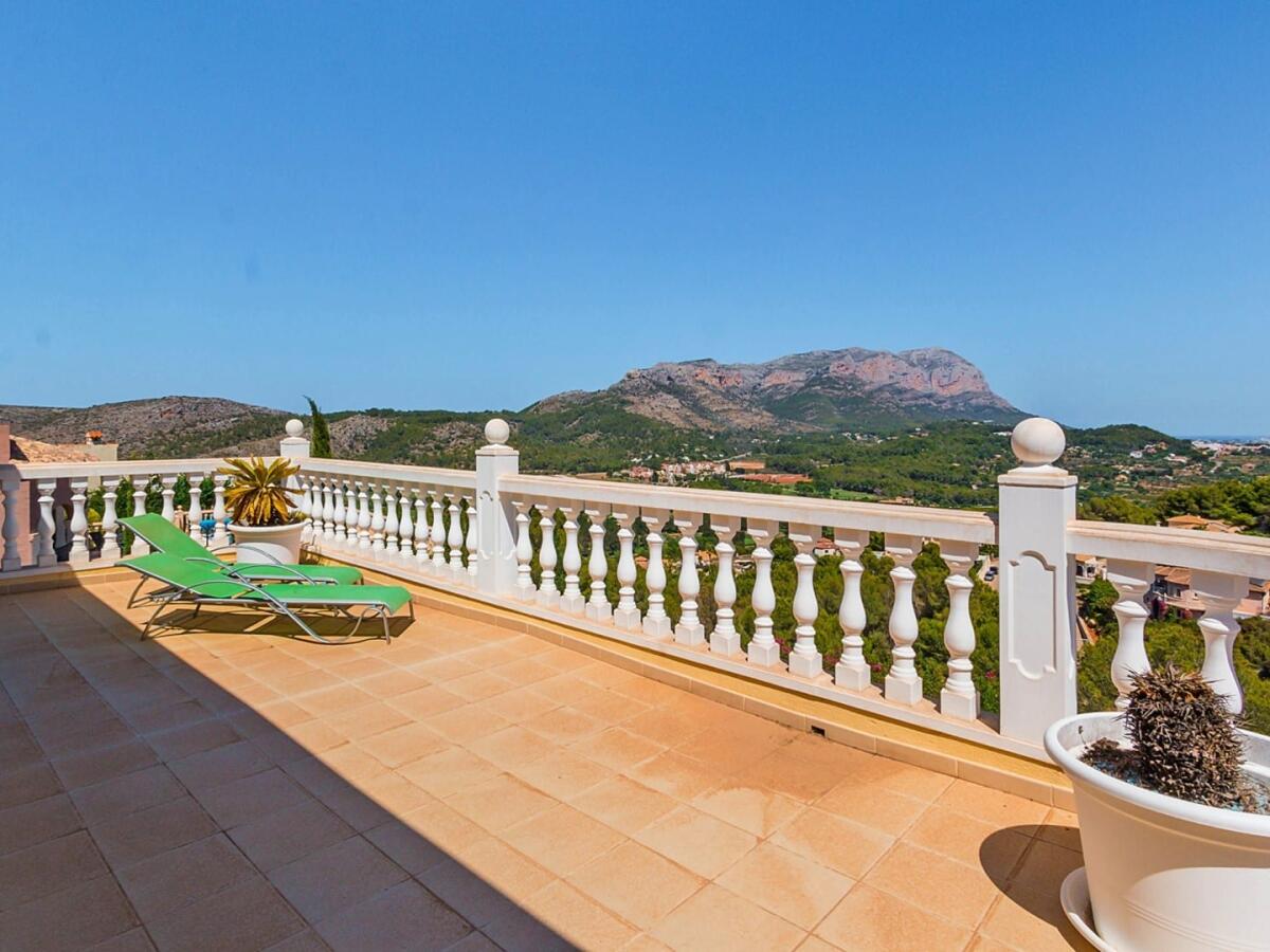 Villa 6 Dormitorios en venta en Denia