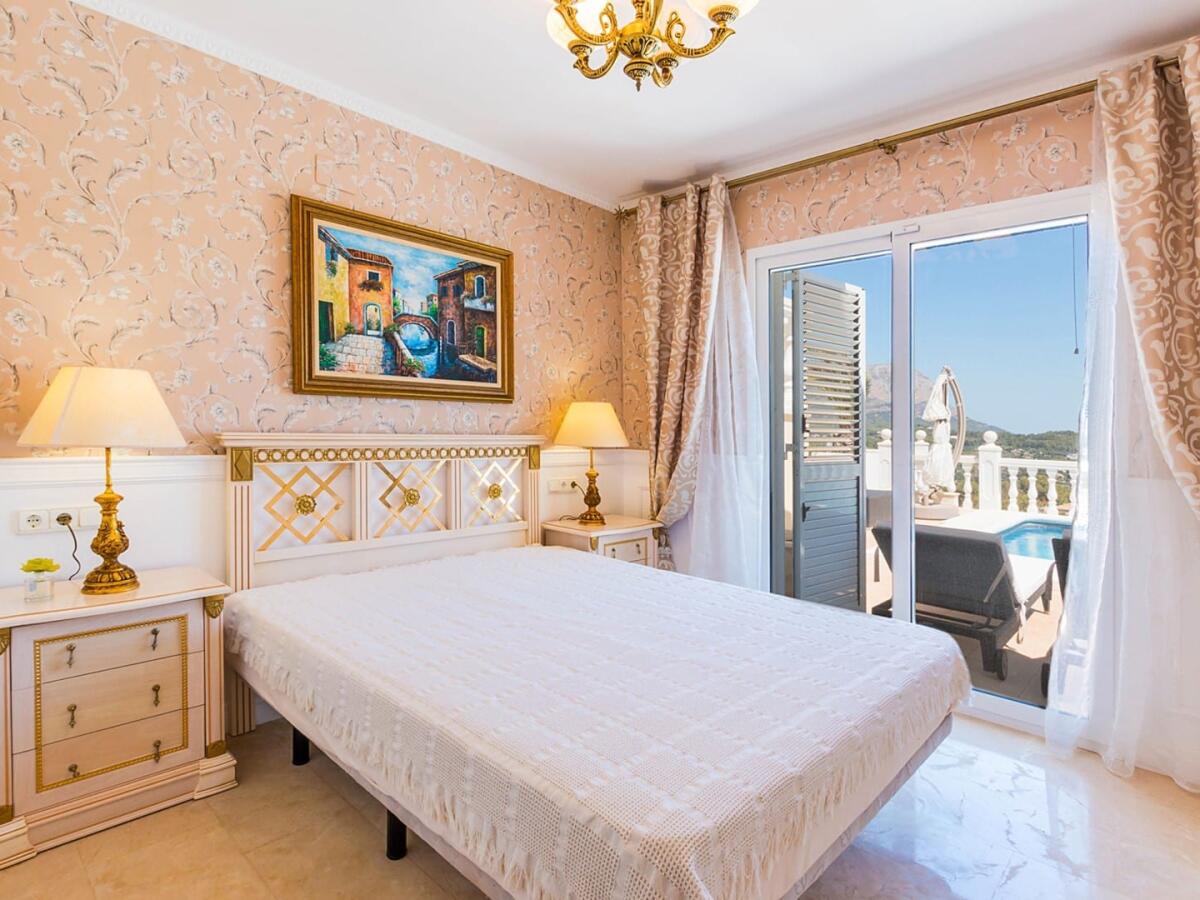 Villa 6 Dormitorios en venta en Denia