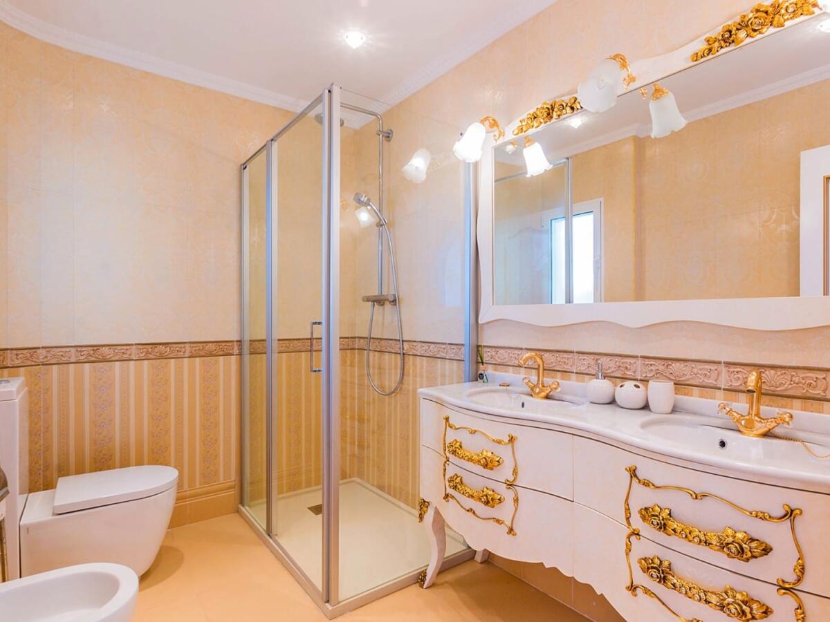 Villa 6 Dormitorios en venta en Denia