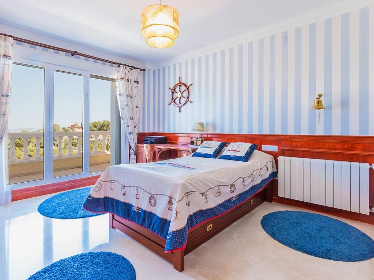 Villa 6 Dormitorios en venta en Denia