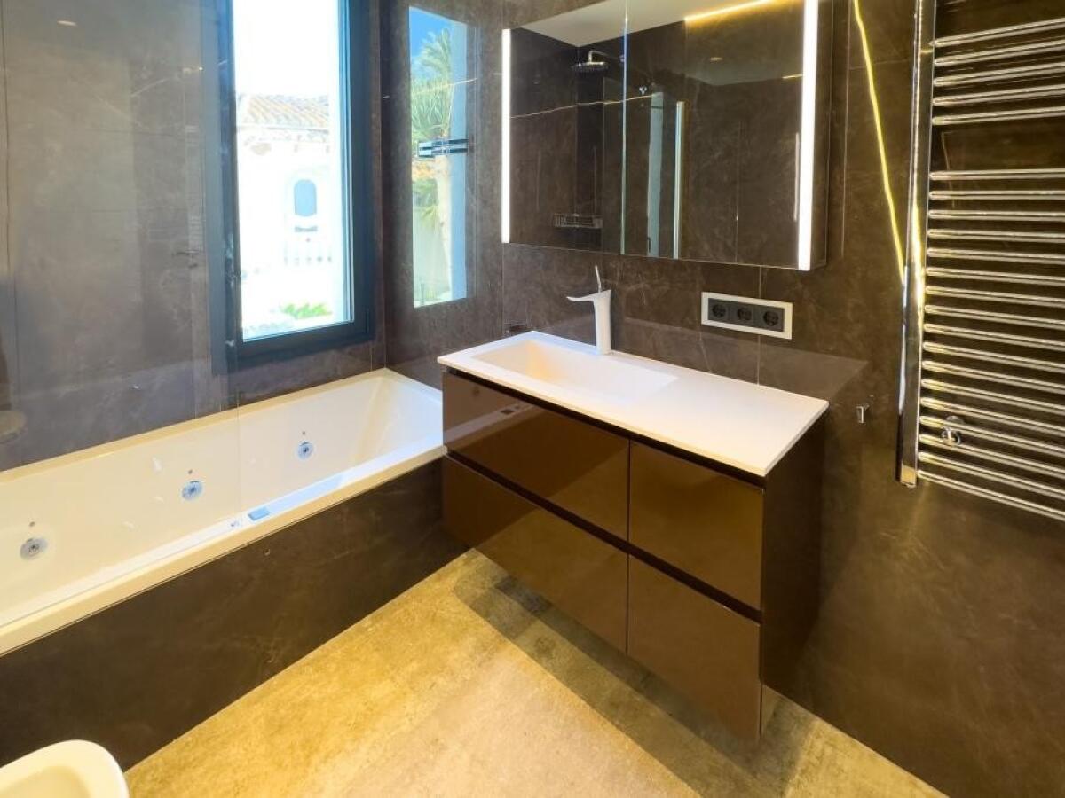 Villa 4 Dormitorios en venta en Calpe